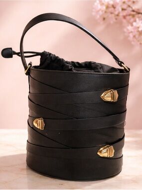 Multi-Strap Buckle Bucket Bag Designer Style large with Drawstring Insert